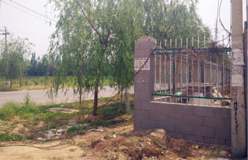 記者前往現(xiàn)場采訪時，落地電纜仍未修正